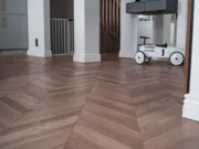 Listwy przypodłogowe MD095 w aranżacji w salonie Mardom Decor