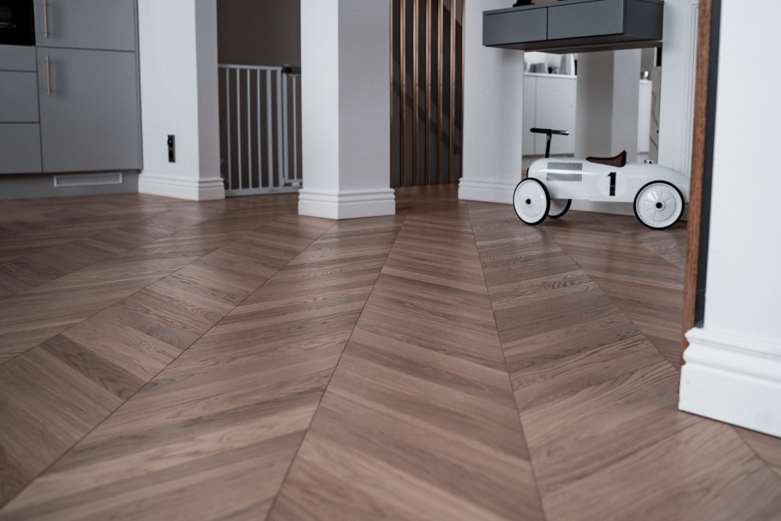 Listwy przypodłogowe MD095 w aranżacji w salonie Mardom Decor