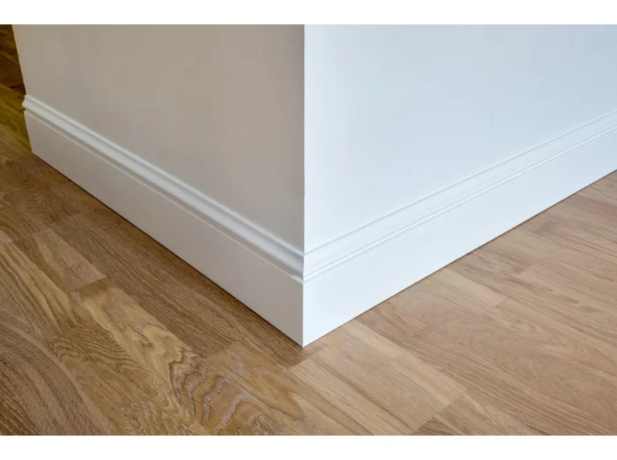 Detail,Of,Corner,Flooring,With,Intricate,Crown,Molding,And,Plinth.