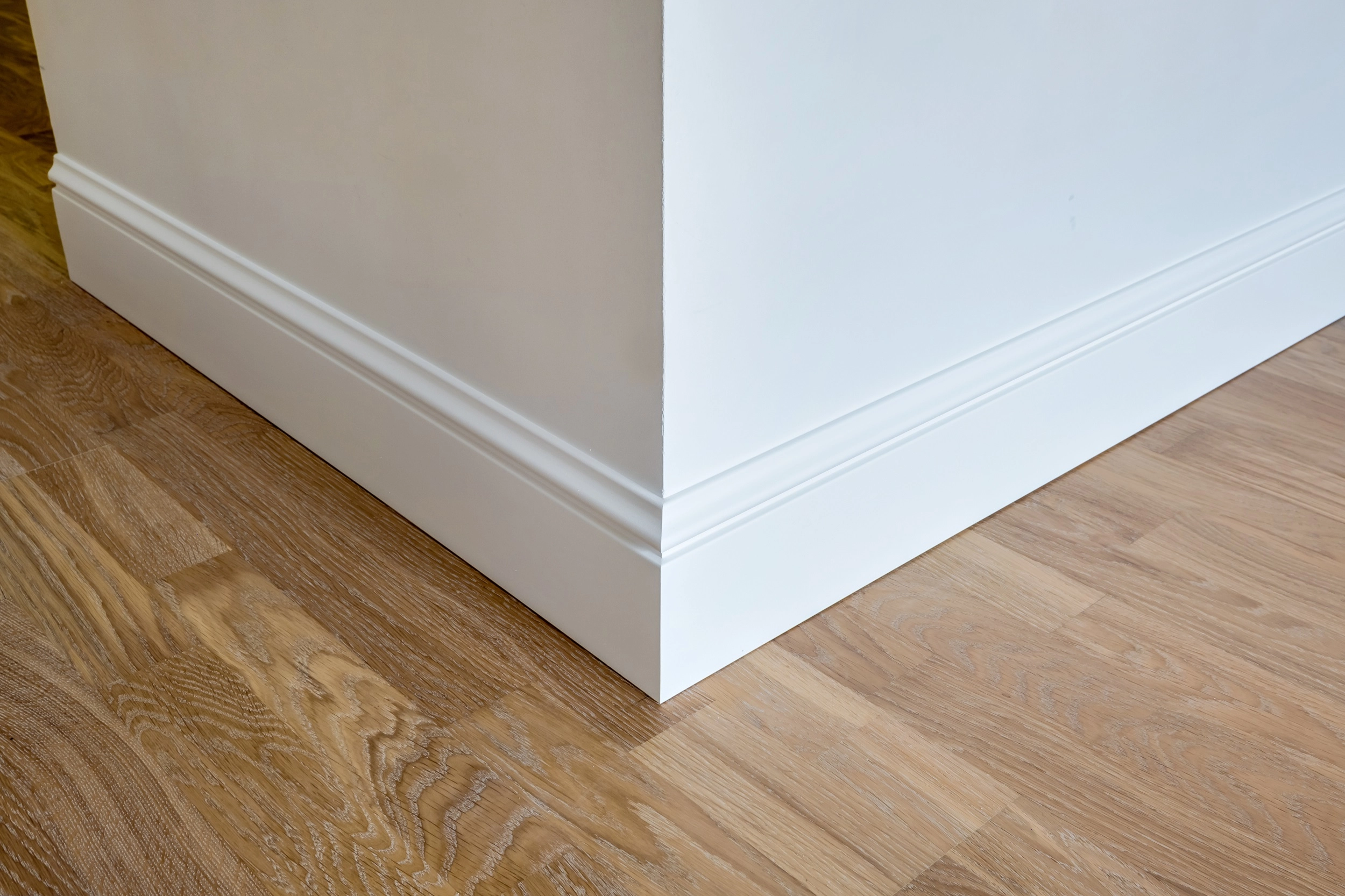 Detail,Of,Corner,Flooring,With,Intricate,Crown,Molding,And,Plinth.