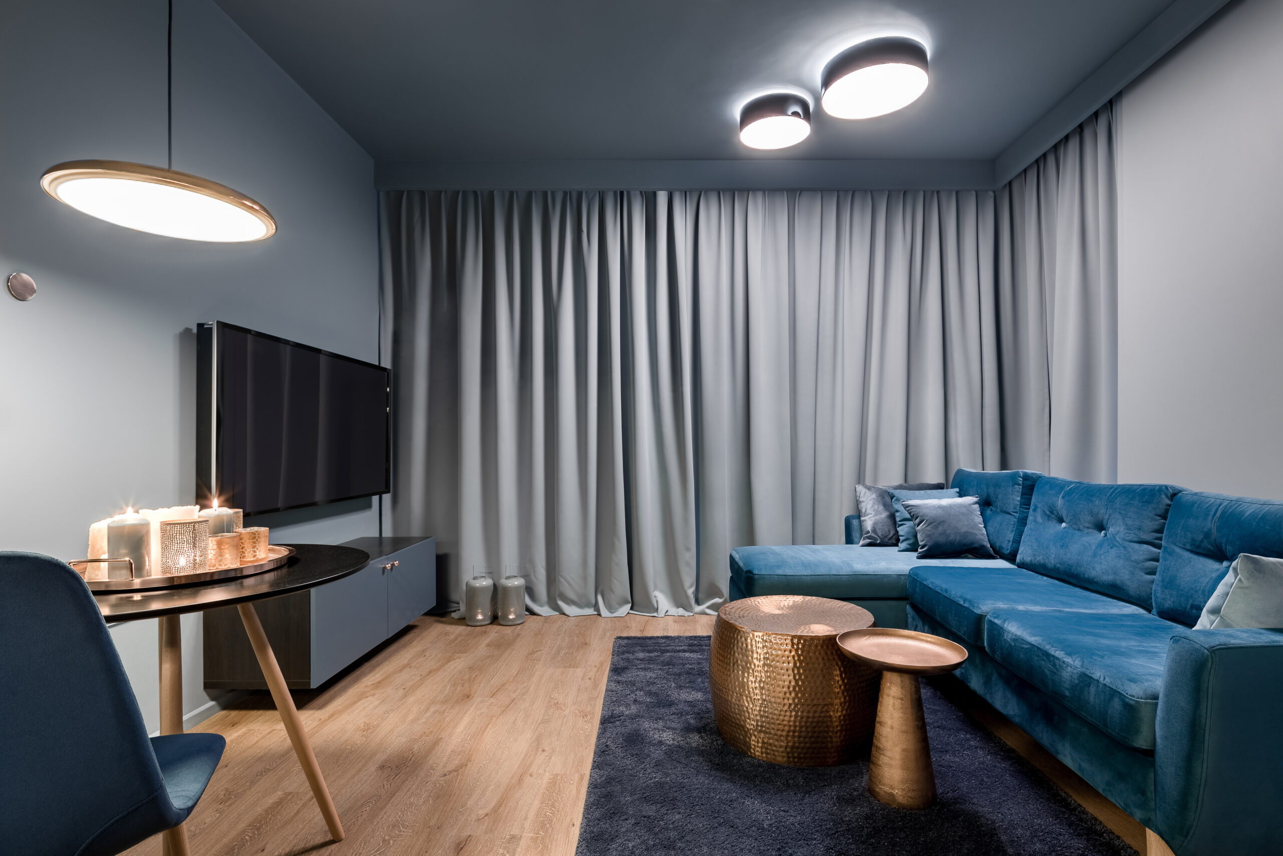 Elegant,Living,Room,With,Big,,Blue,Sofa,,Two,Copper,Coffee