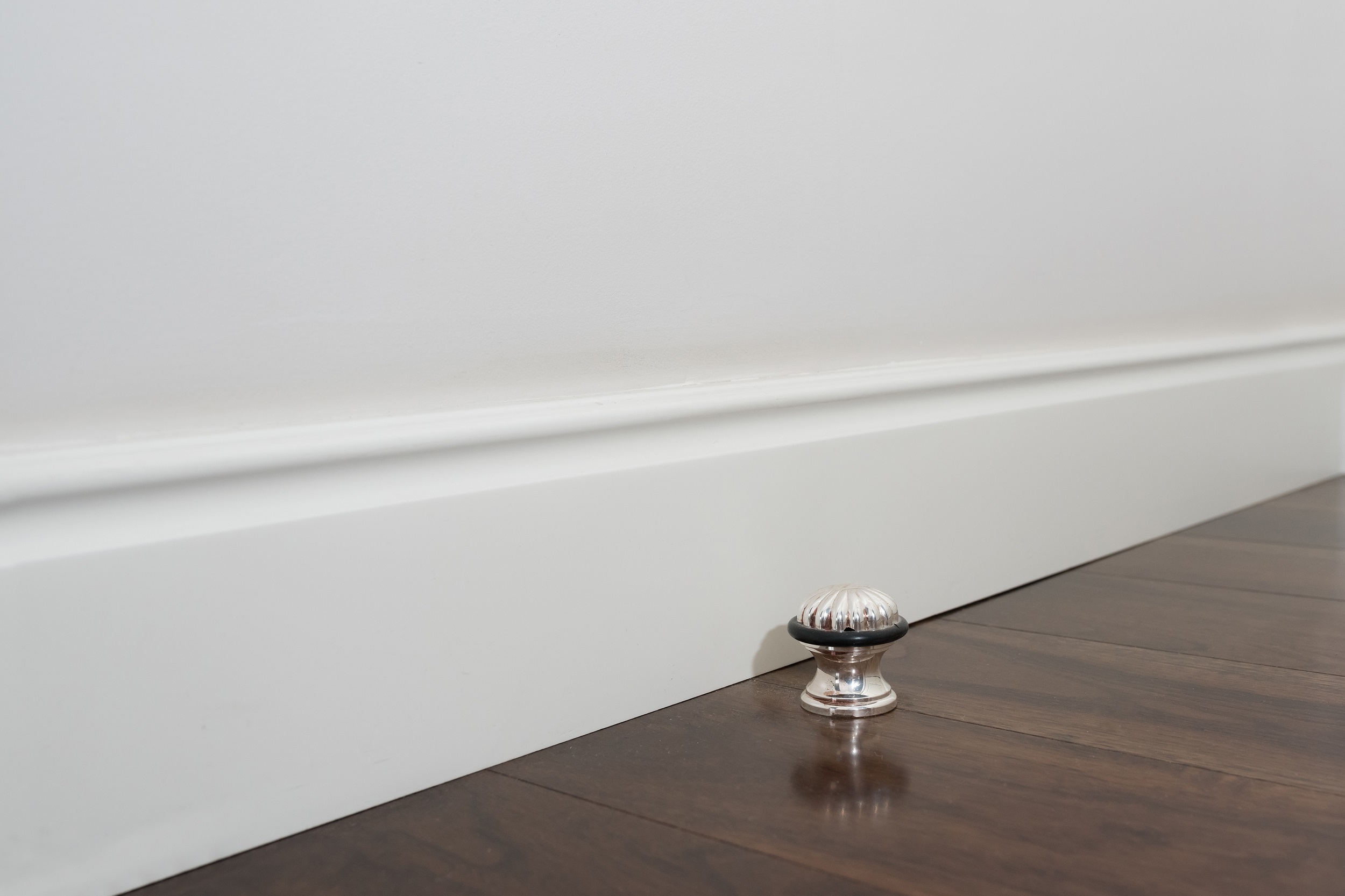 Moulding in the corner. Details in the interior.